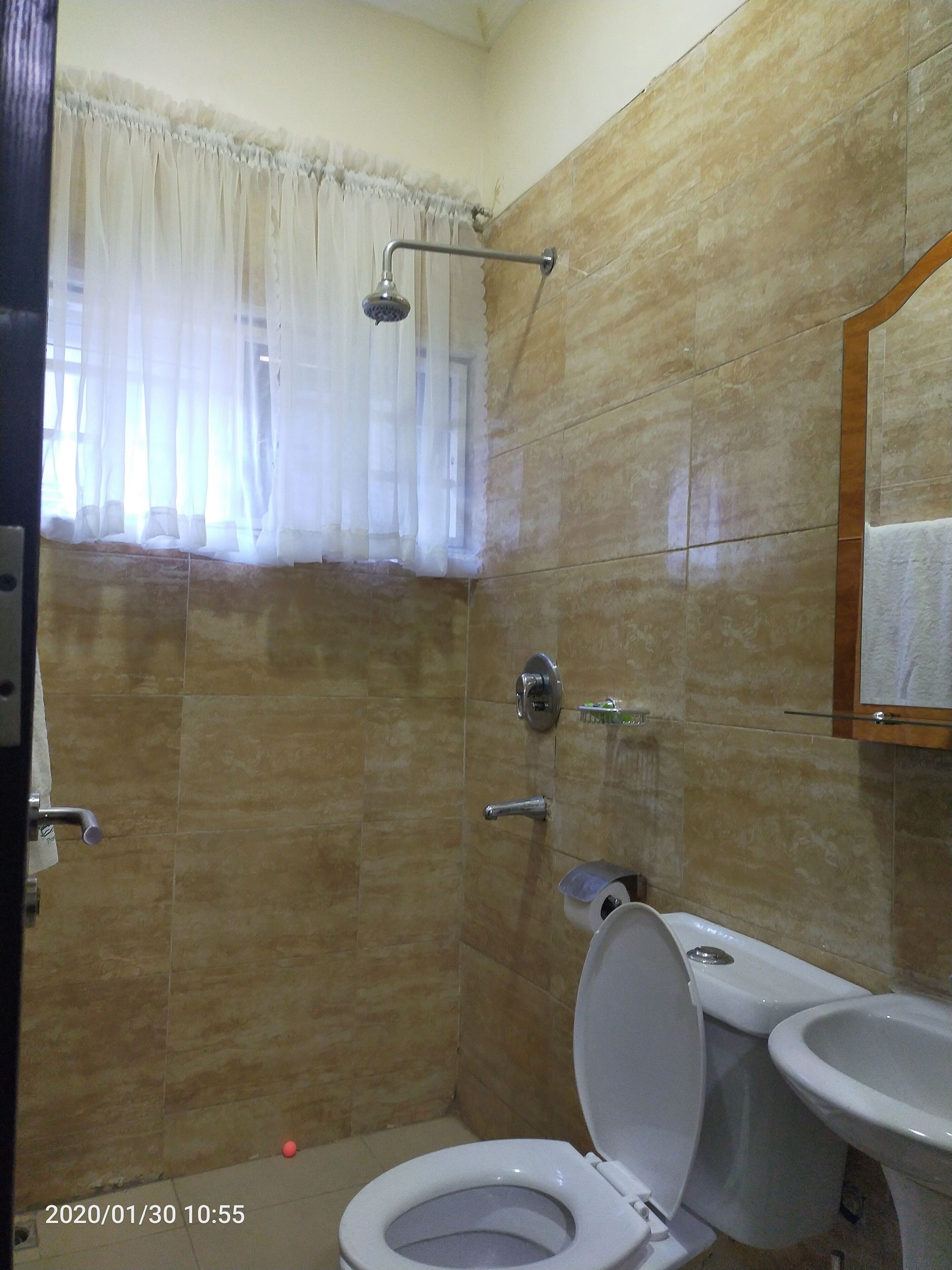 Une salle de bain équipée d’une douche, de toilettes et d’un bidet.