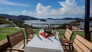 Room (201) | Free WiFi