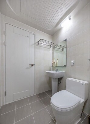 Shower, free toiletries, hair dryer, heated floors