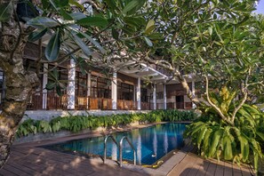 Outdoor pool, pool umbrellas, sun loungers - The Postcard Galle (Galle)