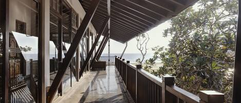 Attic Suite | Premium bedding, blackout drapes, soundproofing, iron/ironing board