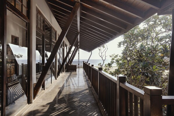 Attic Suite | Premium bedding, blackout drapes, soundproofing, iron/ironing board - The Postcard Galle (Galle)