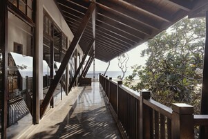 Attic Suite | Premium bedding, blackout drapes, soundproofing, iron/ironing board