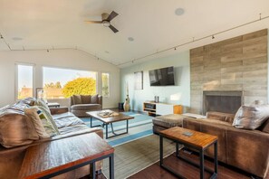 TV, fireplace - San Diego Staycation Home with Hot Tub Ocean Views (Encinitas)