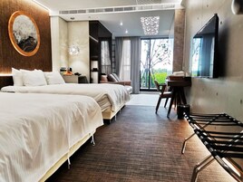 Minibar con artículos gratuitos, escritorio y cortinas blackout 