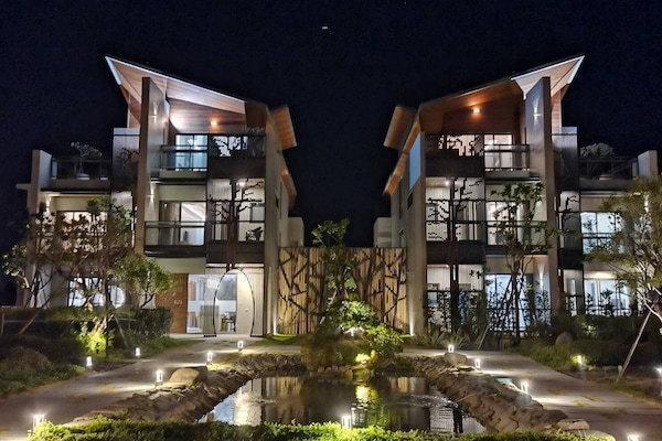 Fachada de la propiedad por la tarde o noche