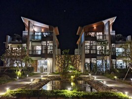 Fachada de la propiedad por la tarde o noche