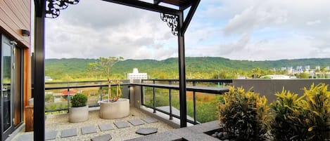 Deluxe Room (Street View) | Terrace/patio