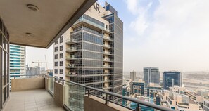 Un immeuble de grande hauteur doté de nombreux balcons et offrant une vue sur le paysage urbain.