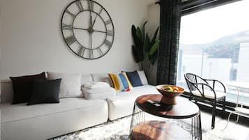 Casa (101) | Sala de estar | Una televisión de pantalla plana