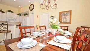 Familienvilla, zum Garten hin | Eigene Küche