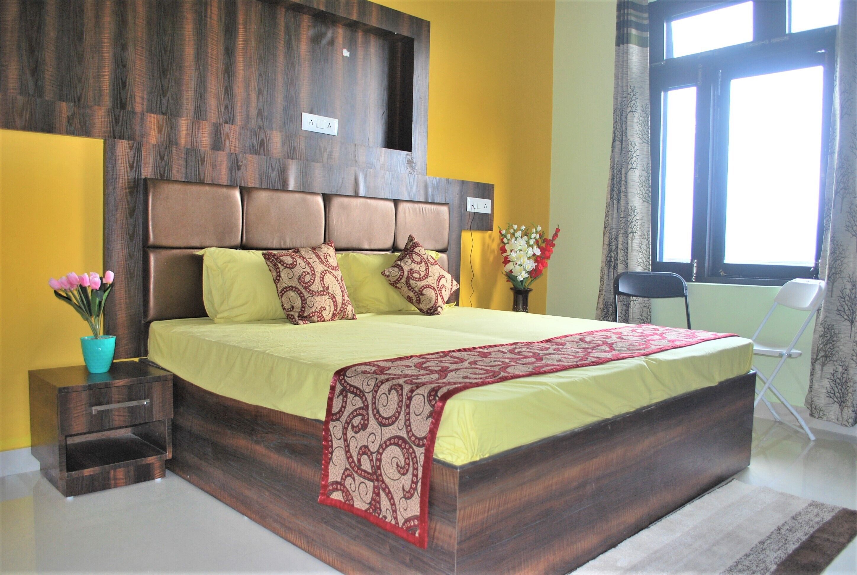 Deluxe With View | Desk