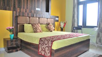 Deluxe With View | Desk