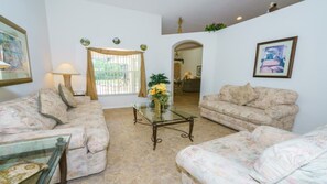 Perhehuvila, puutarha-alue | 4 makuuhuonetta, yksilöllisesti sisustettu, yksilöllisesti kalustettu