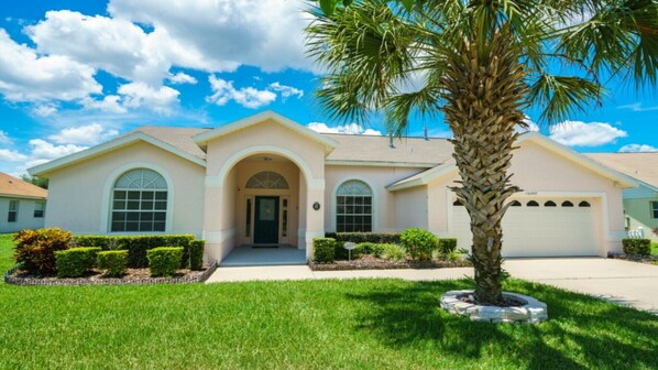 Perhehuvila, puutarha-alue | Ulkoalueet