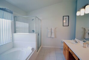 Familienvilla, zum Garten hin | Badezimmer