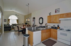 Perhehuvila, puutarha-alue | Yksityinen keittiö | Liesi, astianpesukone, keittoastiat/astiat/ruokailuvälineet