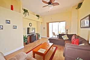 Villa familiale, côté jardin | Salle de séjour | Téléviseur à écran plat, console de jeux vidéo