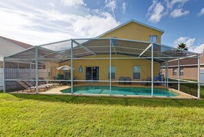 Villa familiar, en el área del jardín | Alberca | Alberca al aire libre 