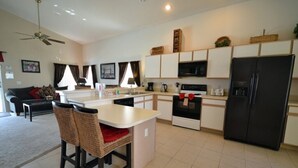 Vila família, no jardim | Cozinha privada | Cooktop, lava-louças, talheres/pratos/utensílios de cozinha