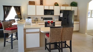Vila família, no jardim | Cozinha privada | Cooktop, lava-louças, talheres/pratos/utensílios de cozinha