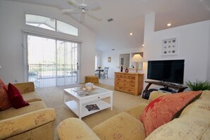 Perhehuvila, puutarha-alue | Olohuone | Taulutelevisio, videopelikonsoli