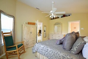Familienvilla, zum Garten hin | 3 Schlafzimmer, individuell dekoriert, individuell eingerichtet