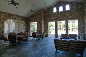 Perhehuoneisto, puutarha-alue | Kokoustilat