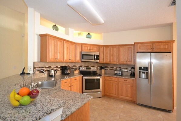 Villa familiar, en el área del jardín | Cocina privada | Parrilla de estufa, lavavajillas y utensilios de cocina 