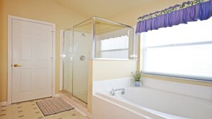 Familienvilla, zum Garten hin | Badezimmer