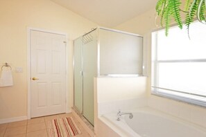 Villa familiare, lato giardino | Bagno