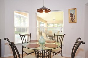 Vila Keluarga, area taman | Dapur pribadi | Kompor, mesin pencuci piring, dan peralatan masak/sendok-piring