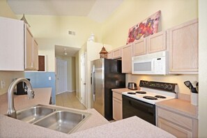 Family Villa, Garden Area | Private kitchen | Stovetop, dishwasher, cookware/dishes/utensils - Ffv8474ha - Westridge - 4 Bed 3 Baths Villa (Davenport)