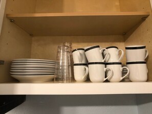 Réfrigérateur, micro-ondes, cafetière/bouilloire, bouilloire électrique