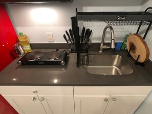 Réfrigérateur, micro-ondes, cafetière/bouilloire, bouilloire électrique