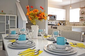 Perhepientalo, puutarha-alue | Yksityinen keittiö | Liesi, astianpesukone, keittoastiat/astiat/ruokailuvälineet