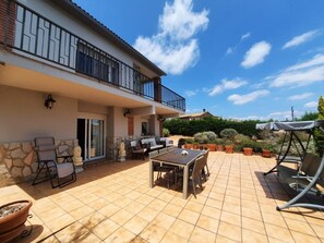 Outdoor dining - Club Villamar - Enjoy a carefree family vacation in the sunny, detached villa Eclipse with privat... (Fogars De La Selva)