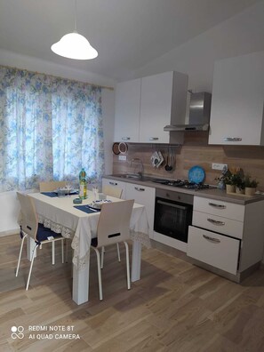 Fridge, microwave, oven, stovetop - WONDERFUL CALALIBEROTTO (Sos Alinos)