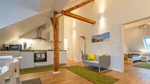 A modern loft apartment with a kitchen, dining area, and living space. - Meine Zeitwohnung (Essen)