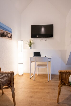 Apartamento, 3 habitaciones (Wohnung 5) | Televisión