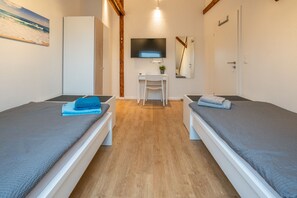 Leilighet, 2 soverom (Wohnung 4) | Allergitestet sengetøy, skrivebord og skrivebord for bærbar PC