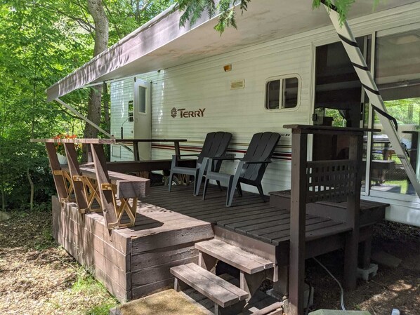 Terrace/patio - Modern, clean trailer, waterview at small campground (The Terry) (Cloyne)