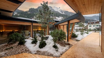 Un sauna, una bañera de hidromasaje, baño turco