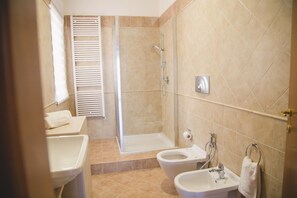Bathtub, hair dryer, bathrobes, towels - Evenal Apartment a few steps from the heart of Monopoli (Monopoli)