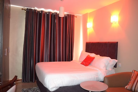 Deluxe Studio Suite | Soundproofing, iron/ironing board, free WiFi. Nairobi West Suites