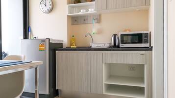 Microwave, cookware/dishes/utensils