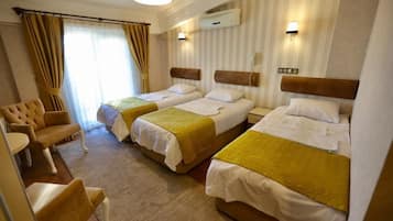 Standard Triple Room | Meja, langsir/tirai gelap terus, kalis bunyi, seterika/papan seterika