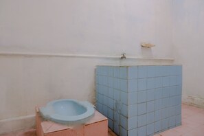 Economy Twin Room | Bathroom | Shower, towels - OYO Life 2638 Hotel Raya (Plaosan)