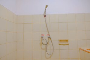 Habitación doble económica | Baño | Regadera y toallas 