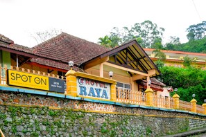 Exterior - OYO Life 2638 Hotel Raya (Plaosan)